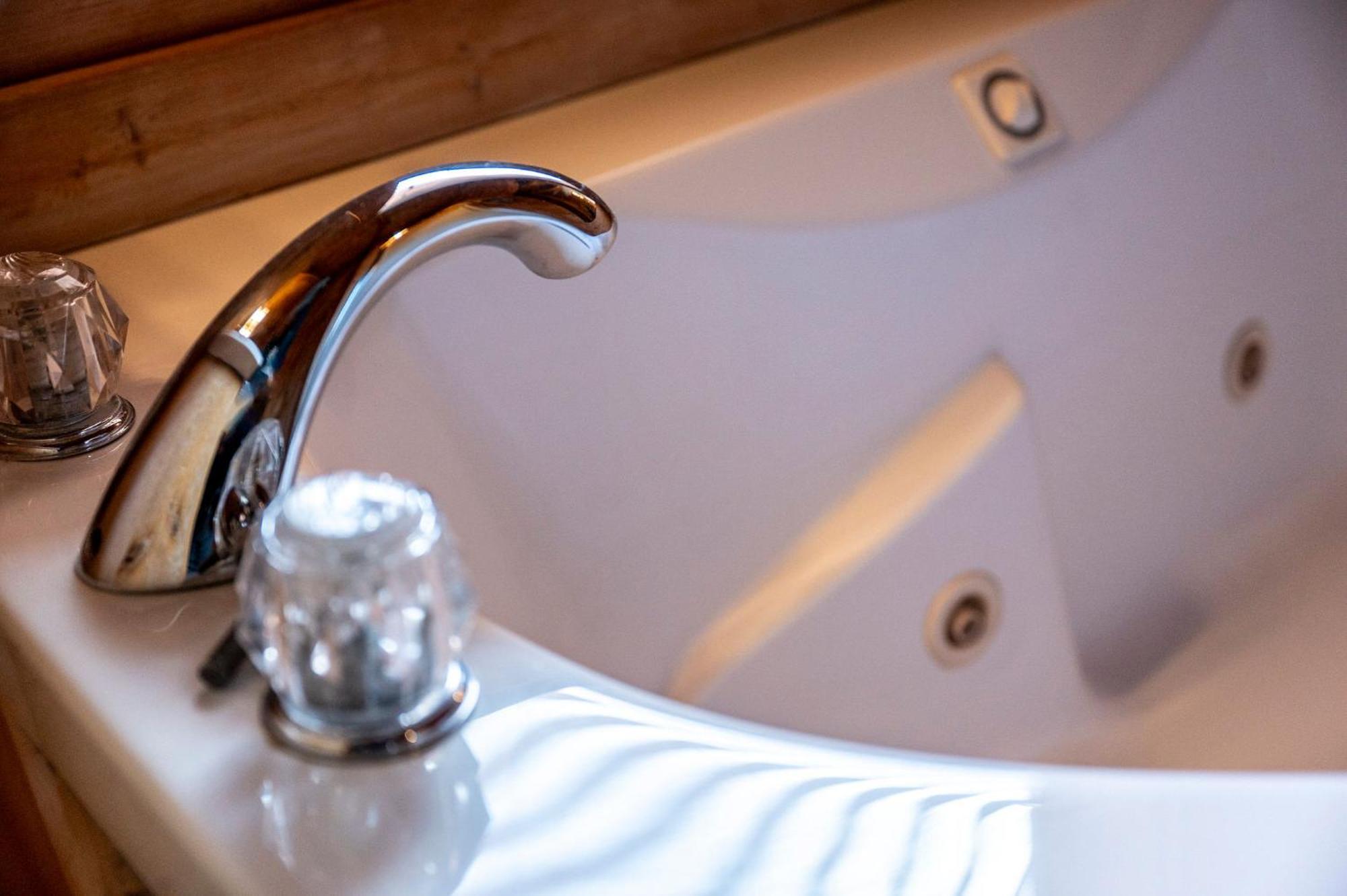 Bearfoot Pines - True Log Cabin - Wi-Fi, Hot Tub, Fishing, Deck With Views! - Mins To Pf Sevierville Dış mekan fotoğraf