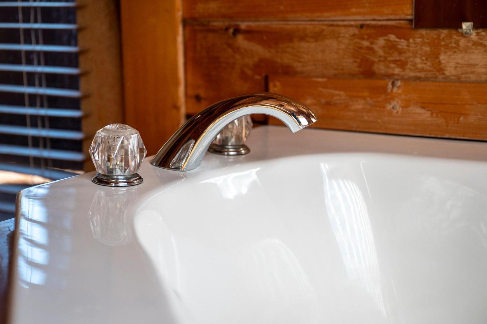 Bearfoot Pines - True Log Cabin - Wi-Fi, Hot Tub, Fishing, Deck With Views! - Mins To Pf Sevierville Dış mekan fotoğraf