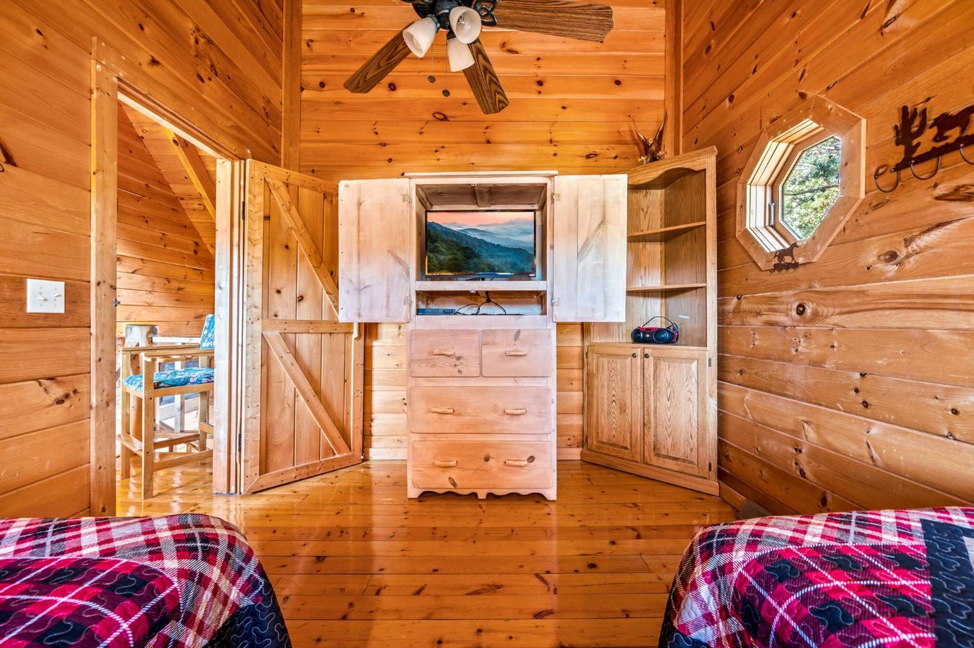 Bearfoot Pines - True Log Cabin - Wi-Fi, Hot Tub, Fishing, Deck With Views! - Mins To Pf Sevierville Dış mekan fotoğraf